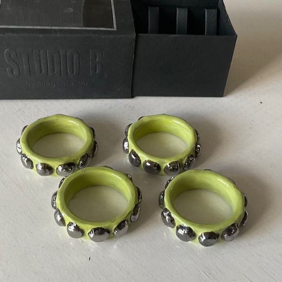 STUDIO B GREEN W/ SILVER NAPKIN RINGS - CONTEMPORARY NWB - Picture 2 of 7